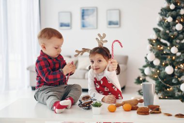 Küçük kardeşim ve kızı yeni yılı ve Noel 'i evde kutluyorlar..