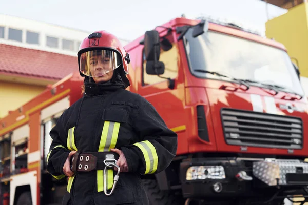 Γυναίκα Πυροσβέστης Προστατευτική Στολή Στέκεται Κοντά Στο Φορτηγό — Φωτογραφία Αρχείου