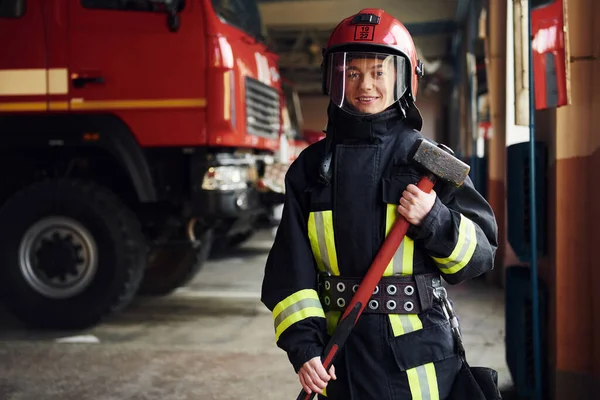 Hammer Hands Female Firefighter Protective Uniform Standing Truck — Zdjęcie stockowe