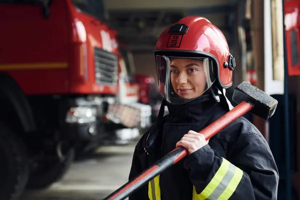 Молотком Руках Женщина Пожарный Защитной Форме Стоит Рядом Грузовиком — стоковое фото