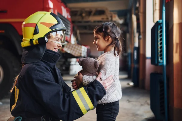 Szczęśliwa Dziewczynka Jest Kobietą Strażakiem Mundurze Ochronnym — Zdjęcie stockowe
