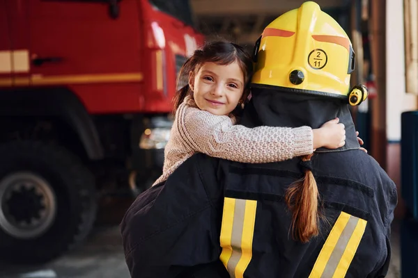 Szczęśliwa Dziewczynka Jest Kobietą Strażakiem Mundurze Ochronnym — Zdjęcie stockowe