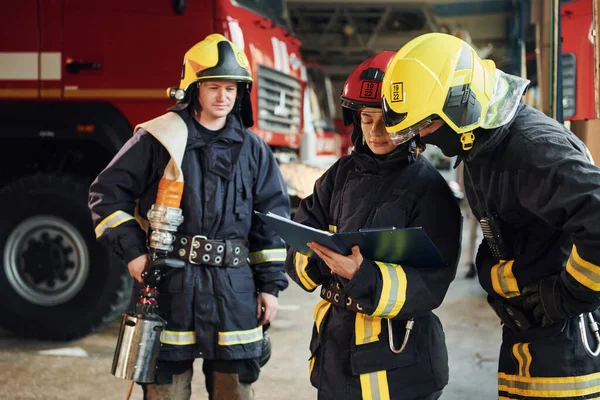 Σημειωματάριο Ομάδα Πυροσβεστών Προστατευτική Στολή Που Βρίσκεται Στο Σταθμό — Φωτογραφία Αρχείου