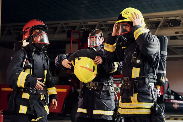 Φορώντας Προστατευτική Στολή Ομάδα Πυροσβεστών Που Είναι Στο Σταθμό — Φωτογραφία Αρχείου