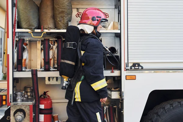 Felszerelést Igényel Női Tűzoltó Védőegyenruhában Teherautó Mellett — Stock Fotó