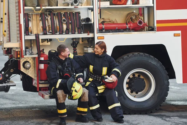 Άνδρες Και Γυναίκες Πυροσβέστες Προστατευτική Στολή Είναι Εξωτερικούς Χώρους Μαζί — Φωτογραφία Αρχείου