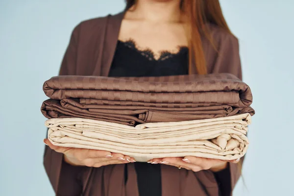 Nahaufnahme Einer Jungen Frau Die Mit Bettwäsche Der Hand Der — Stockfoto