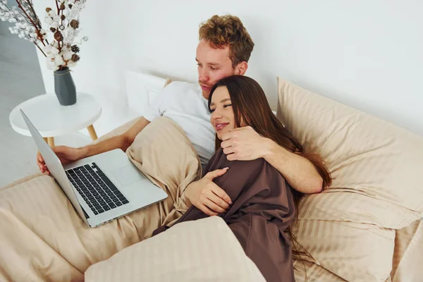 Çift Dizüstü Bilgisayarla Yatakta Yatıyor Gündüz Vakti Güzel Modern Yatak — Stok fotoğraf