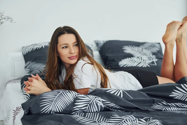 Yatakta Rahat Mutlu Bir Kadın Görüyorum Gündüz Vakti Güzel Modern — Stok fotoğraf