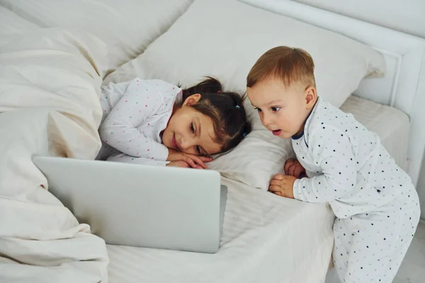 Little Sister Brother Uses Laptop Interior Design Beautiful Modern Bedroom — Stock Photo, Image