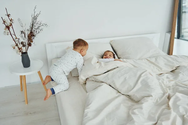 Two Kids Have Fun While Liyng Bed Interior Design Beautiful — Foto Stock