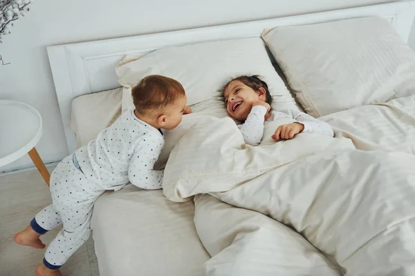 Two Kids Have Fun While Liyng Bed Interior Design Beautiful — Foto Stock