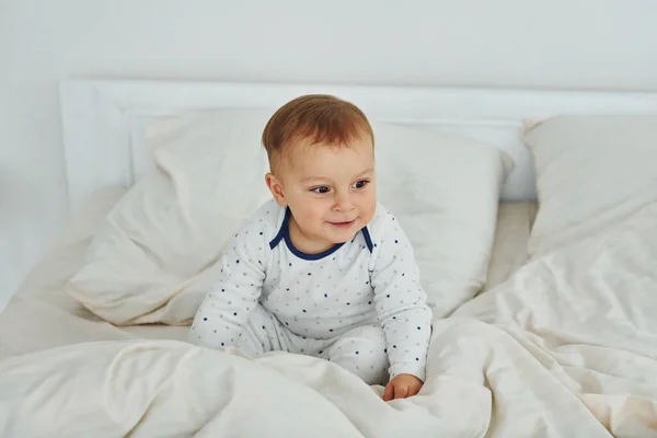 Küçük Tatlı Çocuk Yatağın Üstünde Gündüz Vakti Güzel Modern Yatak — Stok fotoğraf