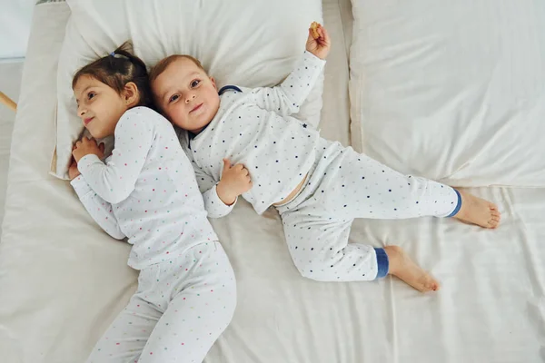 Two Kids Have Fun While Liyng Bed Interior Design Beautiful — Stok fotoğraf
