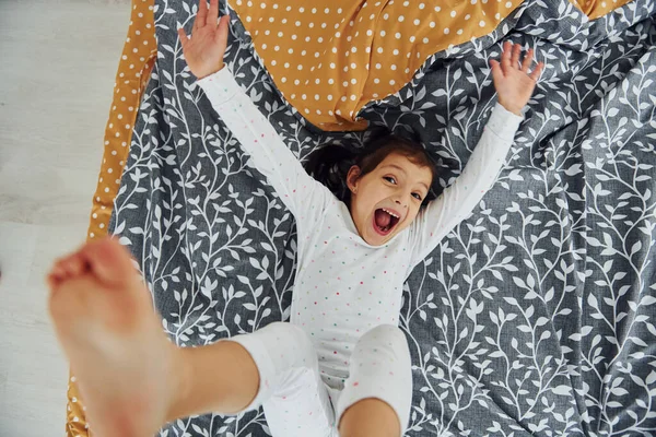Yatakta Eğlenen Mutlu Küçük Kız Manzarası Gündüz Vakti Güzel Modern — Stok fotoğraf