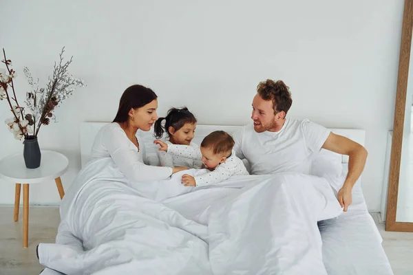 Donna Uomo Sdraiati Sul Letto Con Loro Figli Interno Design — Foto Stock