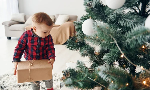 Cute Little Boy Uroczystych Ubrań Jest Pomieszczeniach Pobliżu Choinki Nowy — Zdjęcie stockowe