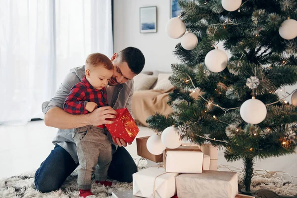 彼の息子と父は一緒に新年とクリスマスを祝う — ストック写真