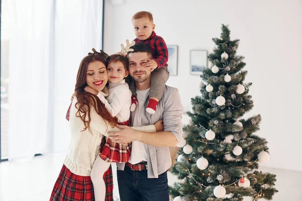 Красивая Семья Празднует Новый Год Рождество Дома — стоковое фото