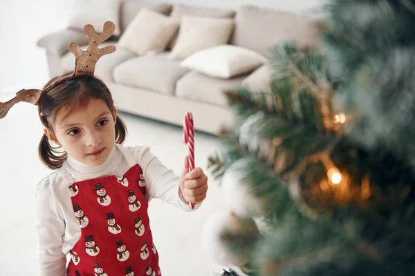 Schattig Klein Meisje Staan Nieuw Nieuwjaar Boom Met Snoep Hand — Stockfoto