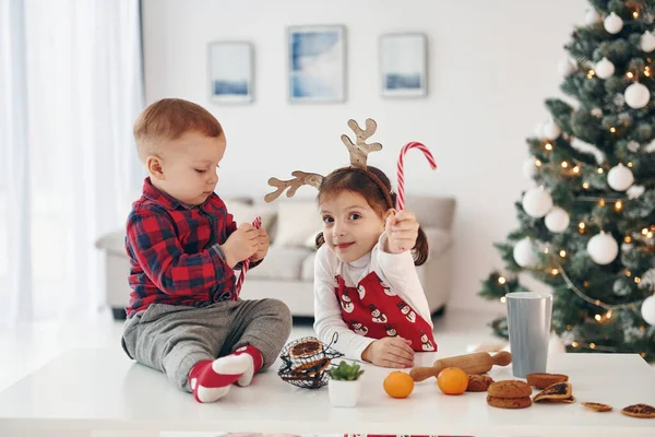 弟弟和她的女儿在家里庆祝新年和圣诞节 — 图库照片