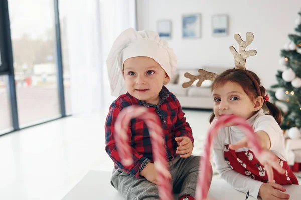 Irmãozinho Com Sua Filha Celebra Ano Novo Natal Casa — Fotografia de Stock