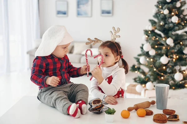 娘と弟は新年とクリスマスを家で祝う — ストック写真