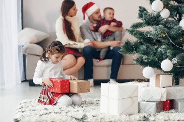 Güzel bir aile evde yeni yılı ve Noel 'i kutlar..