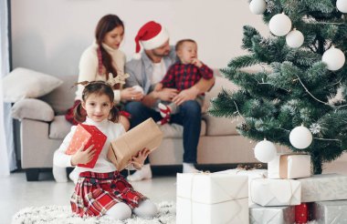 Güzel bir aile evde yeni yılı ve Noel 'i kutlar..