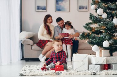 Güzel bir aile evde yeni yılı ve Noel 'i kutlar..