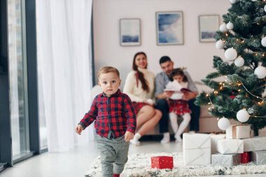 Güzel bir aile evde yeni yılı ve Noel 'i kutlar..