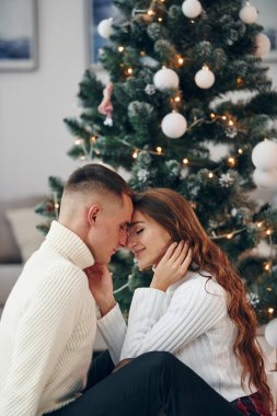 Halkın yakınlığı. Genç romantik çift yeni yılı içeride kutluyor..