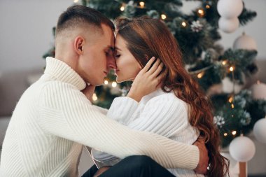 Halkın yakınlığı. Genç romantik çift yeni yılı içeride kutluyor..