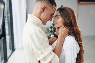 Halkın yakınlığı. Genç romantik çift yeni yılı içeride kutluyor..