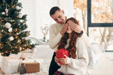 Erkek, kız arkadaşına sürpriz yapar. Genç romantik çift yeni yılı içeride kutluyor..