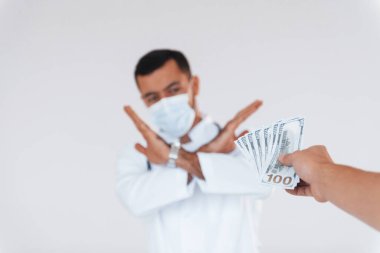 Sıhhiye rüşvet almaz. Beyaz arka planda duran yakışıklı genç adam..