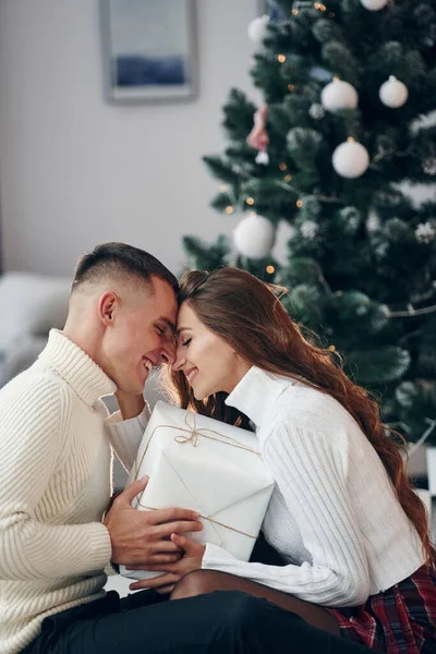 人々の近さ 若いロマンチックなカップルは屋内で一緒に新年を祝う — ストック写真