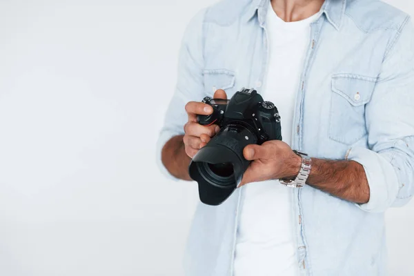 Holds Camera Hands Close Particle View Young Man Standing Indoors — Stockfoto