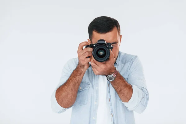 Mit Professioneller Kamera Junger Schöner Mann Steht Drinnen Vor Weißem — Stockfoto