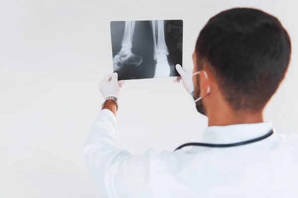 Medico Con Radiografia Giovane Bell Uomo Piedi All Interno Contro — Foto Stock