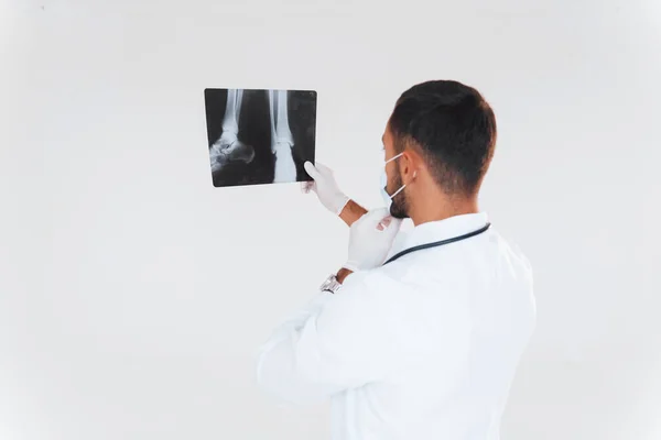 Medico Con Radiografia Giovane Bell Uomo Piedi All Interno Contro — Foto Stock