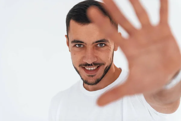 Stopp Geste Junger Schöner Mann Steht Drinnen Vor Weißem Hintergrund — Stockfoto