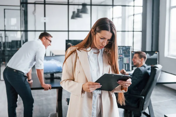 Gerente Femenina Frente Colegios Equipo Corredores Bolsa Trabaja Oficina Moderna — Foto de Stock