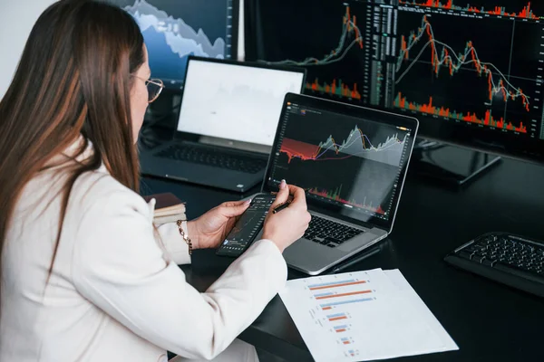 Giovane Broker Borsa Femminile Lavora Chiuso Ufficio Molti Esposizioni — Foto Stock