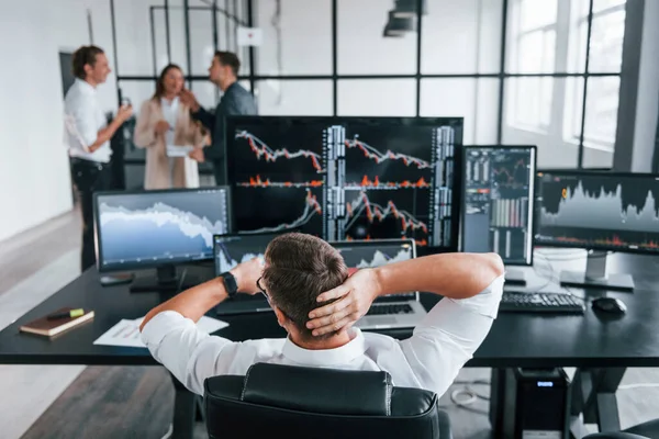 Hombre Sienta Silla Toma Descanso Equipo Corredores Bolsa Trabaja Oficina —  Fotos de Stock