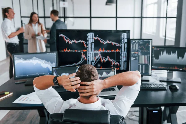 Uomo Siede Sulla Sedia Prende Una Pausa Team Agenti Borsa — Foto Stock