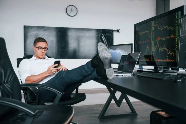 Sandalyeye Oturur Genç Borsacı Erkek Ofis Içinde Çalışıyor Ekranların Çoğu — Stok fotoğraf