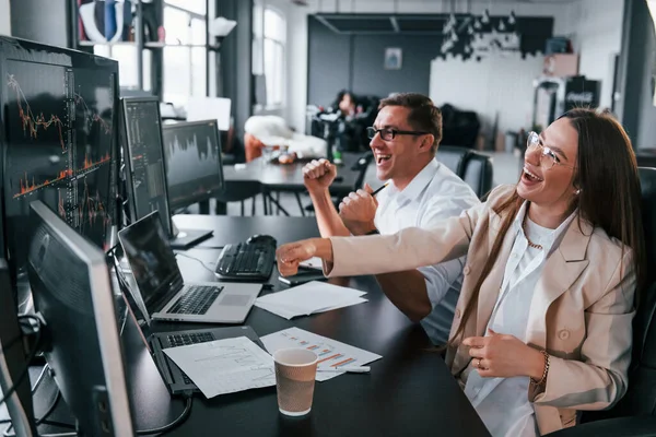 Celebra Successo Team Agenti Borsa Lavora Ufficio Moderno Con Molti — Foto Stock