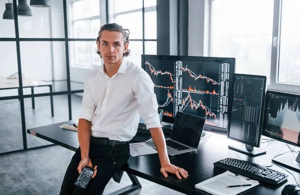 Genç Borsacı Erkek Ofis Içinde Çalışıyor Ekranların Çoğu — Stok fotoğraf