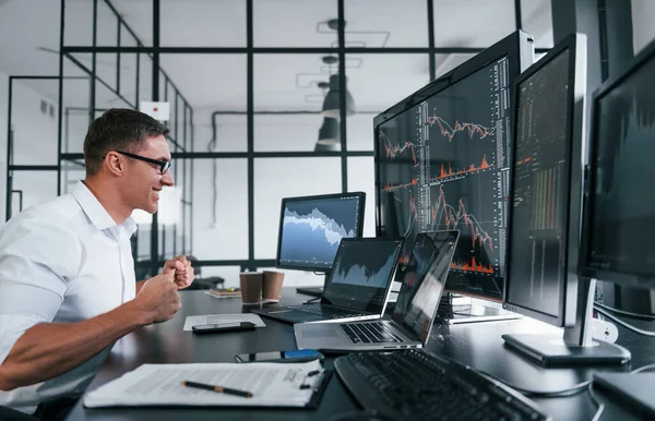 Junge Börsenmakler Arbeiten Drinnen Büro Viele Der Anzeigen — Stockfoto